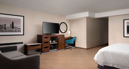 Hampton Inn by Hilton Chicago Downtown/Magnificent Mile Room Type - 1KNG STUDY SFBD FRIDGE NS