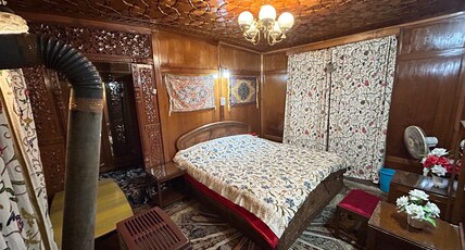Houseboat zogila Room Type - Deluxe room with mountain and lake view