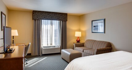 Hampton Inn by Hilton Chickasha Room Type - 1 KING W SOFABED NOSMOKE