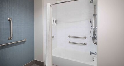Hampton Inn & Suites Denver Downtown-Convention Center Room Type - 2QN MOB HEA ACC TUB STU NS