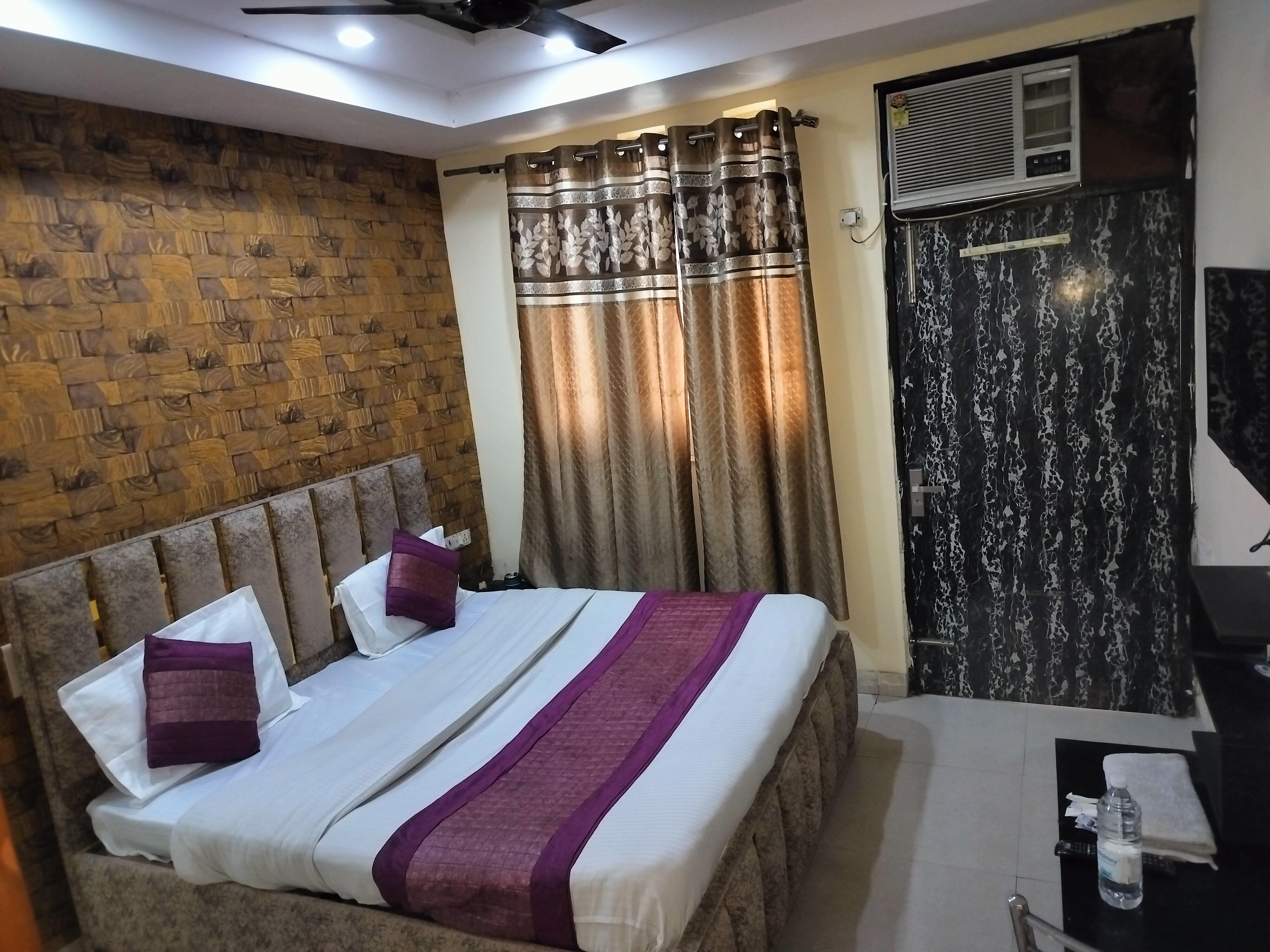 Hotel University || Near ISBT Kashmiri Gate - Tap to explore photos