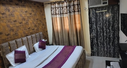 Hotel University || Near ISBT Kashmiri Gate Room Type - Deluxe AC Room with Balcony & Free Wi-Fi & Parking Hotel University || Near ISBT Kashmiri Gate Room Type - Deluxe AC Room with Balcony & Free Wi-Fi & Parking