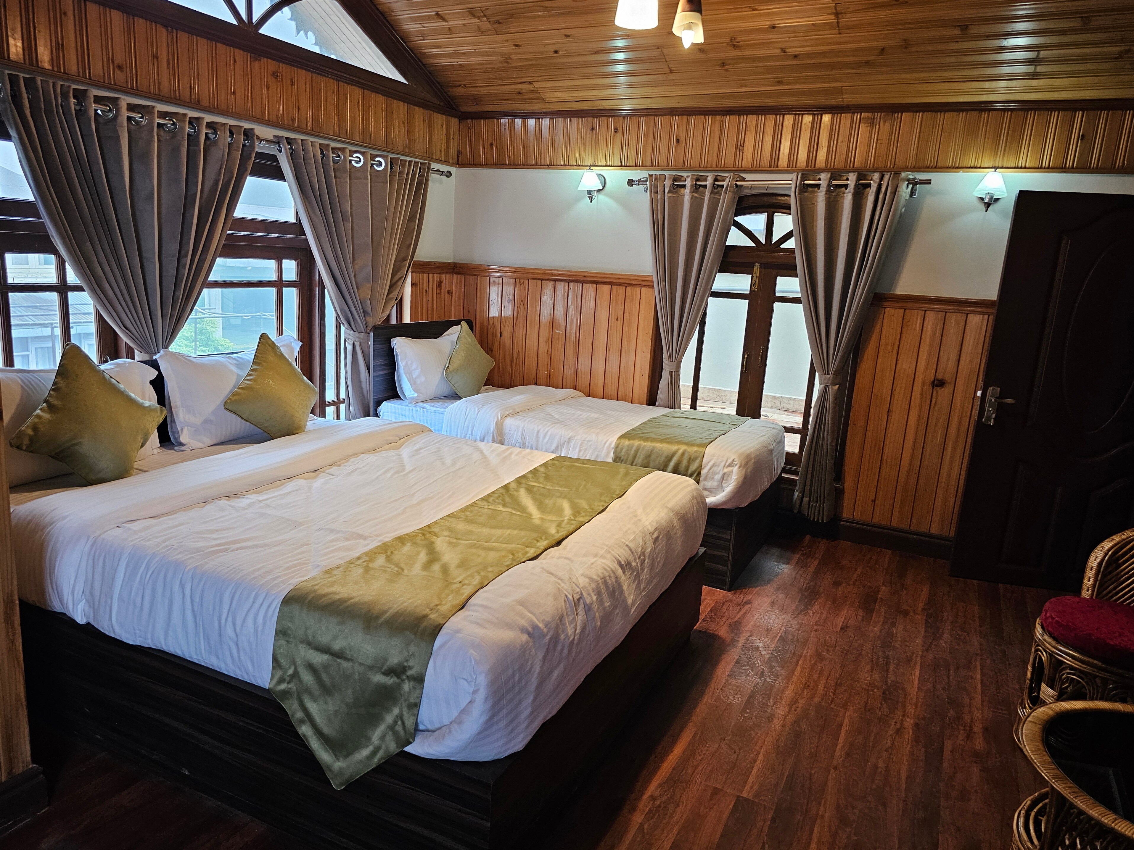 Royal Vista Guest House - Tap to explore photos