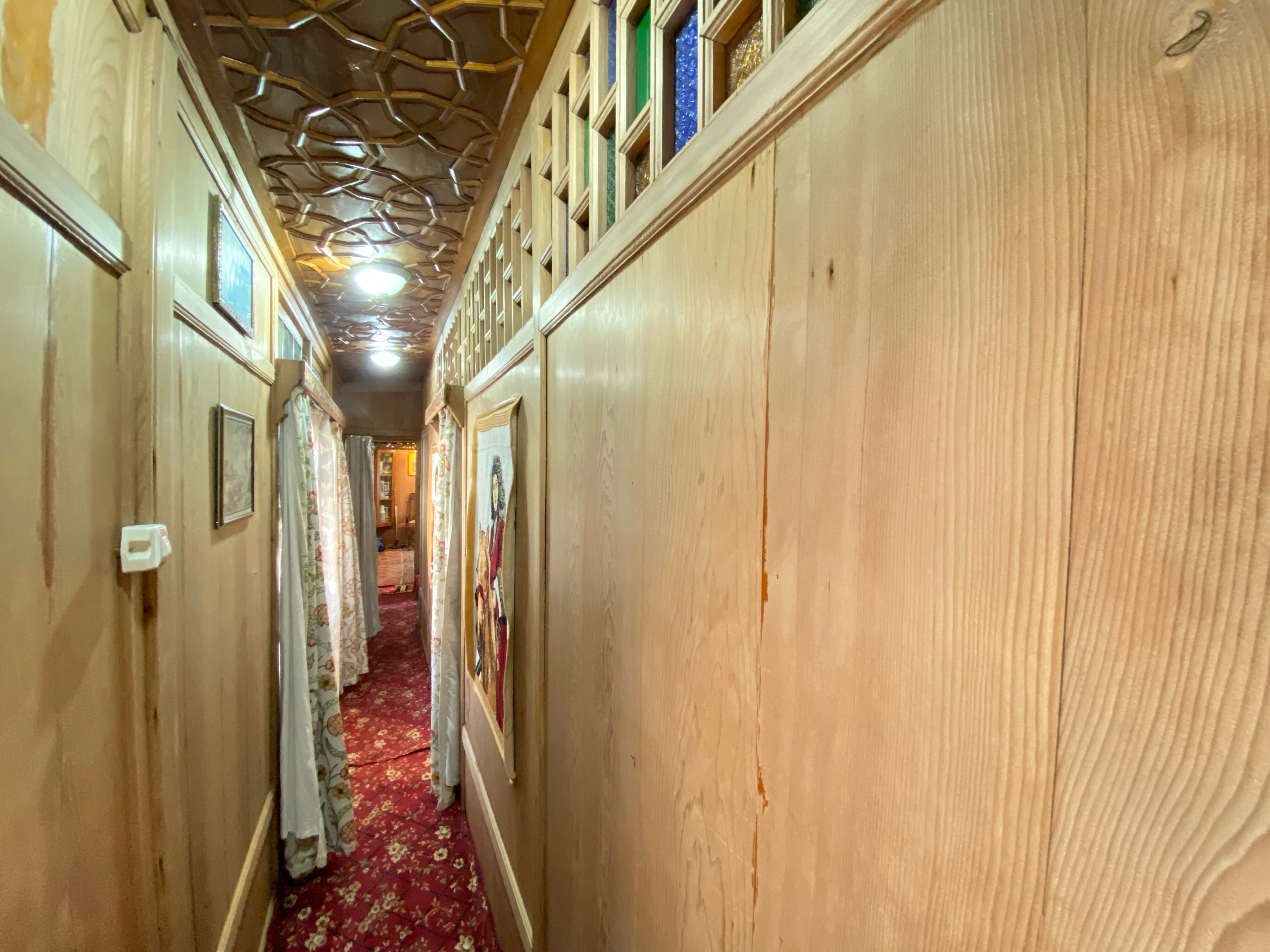 Houseboat New Raisine - Tap to explore photos