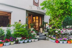Dojee's - The Floral Boutique Stay by Dal Lake