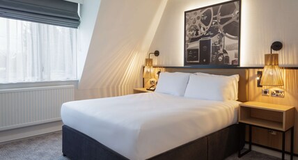 DoubleTree by Hilton London Elstree Room Type - QUEEN GUEST ROOM