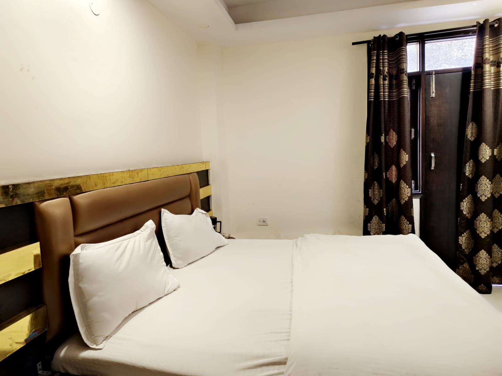 Hotel Istay - Tap to explore photos