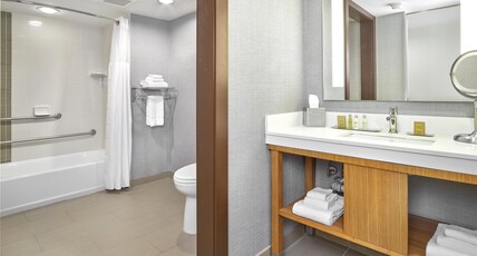 DoubleTree by Hilton Edmonton Downtown Room Type - 2 QUEEN BEDS ACC BATHTUB
