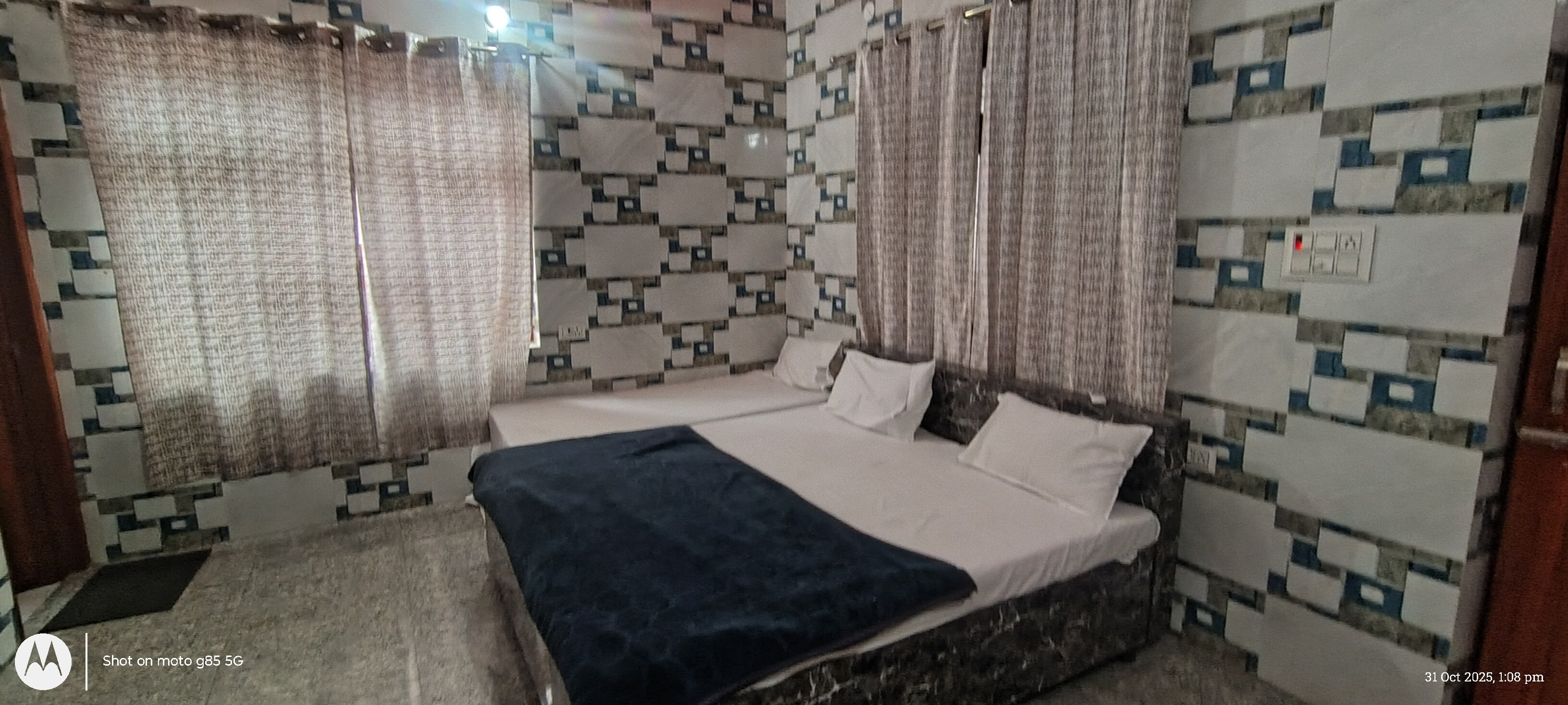 The Lal Punjabi Stay | 100m from Saryu Ghat - Tap to explore photos