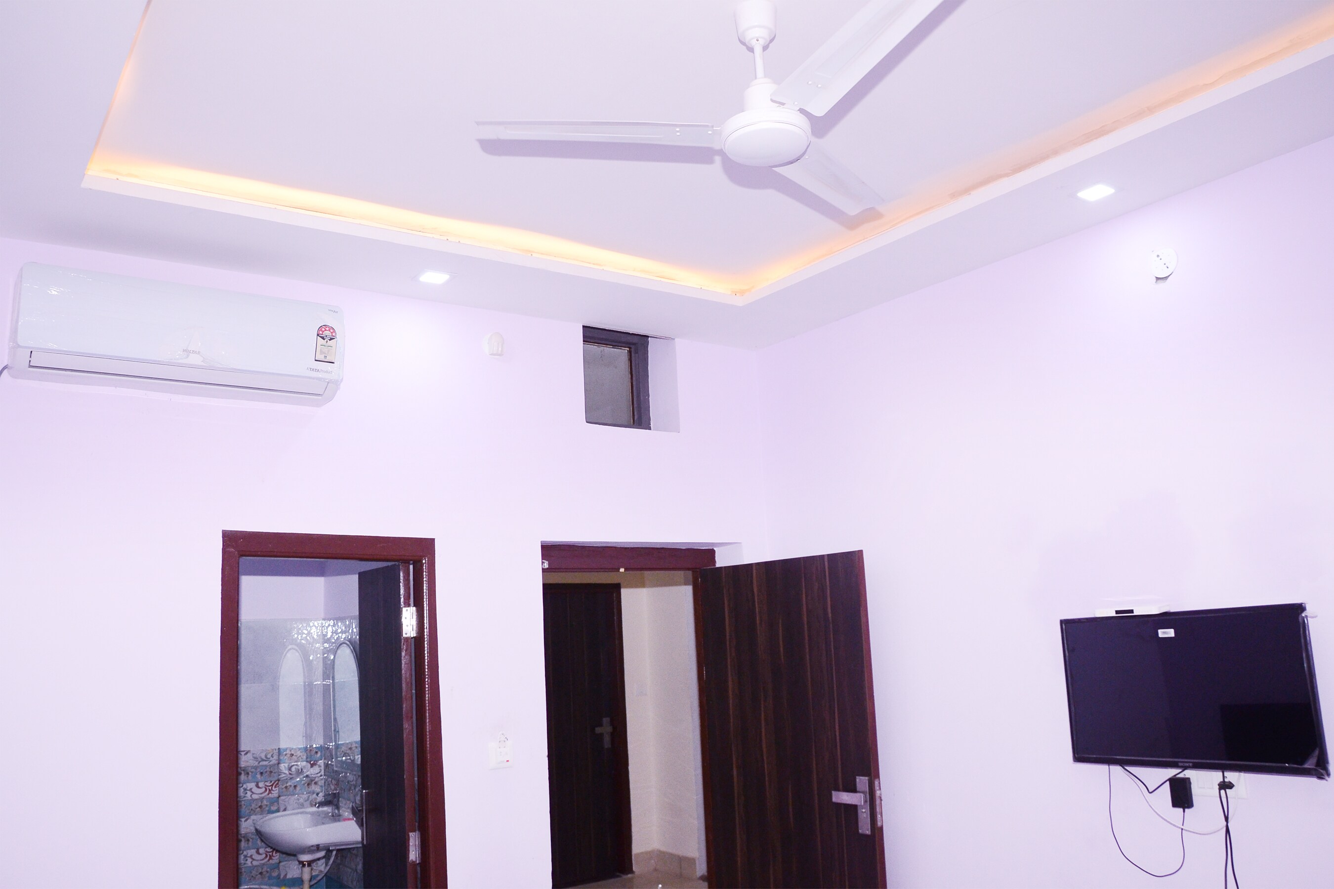 Hotel Srinath - Tap to explore photos