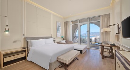 Hilton Dalian Golden Pebble Beach Resort Room Type - KING SEA W BALCONY SOFABED