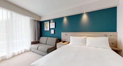 Hampton by Hilton Manchester Northern Quarter Room Type - QUEEN ROOM WITH SOFA
