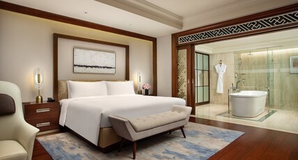 Crowne Plaza Shanghai Fudan Room Type - 1 King Chancellor Suite