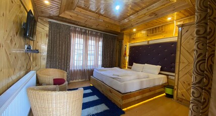 Nezer Hostel & Roof Top Cafe Room Type - Deluxe Room With Mountain View