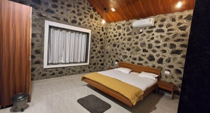 Jijau Farms and Resort Room Type - AC Deluxe Stone Villa Suite- Garden View