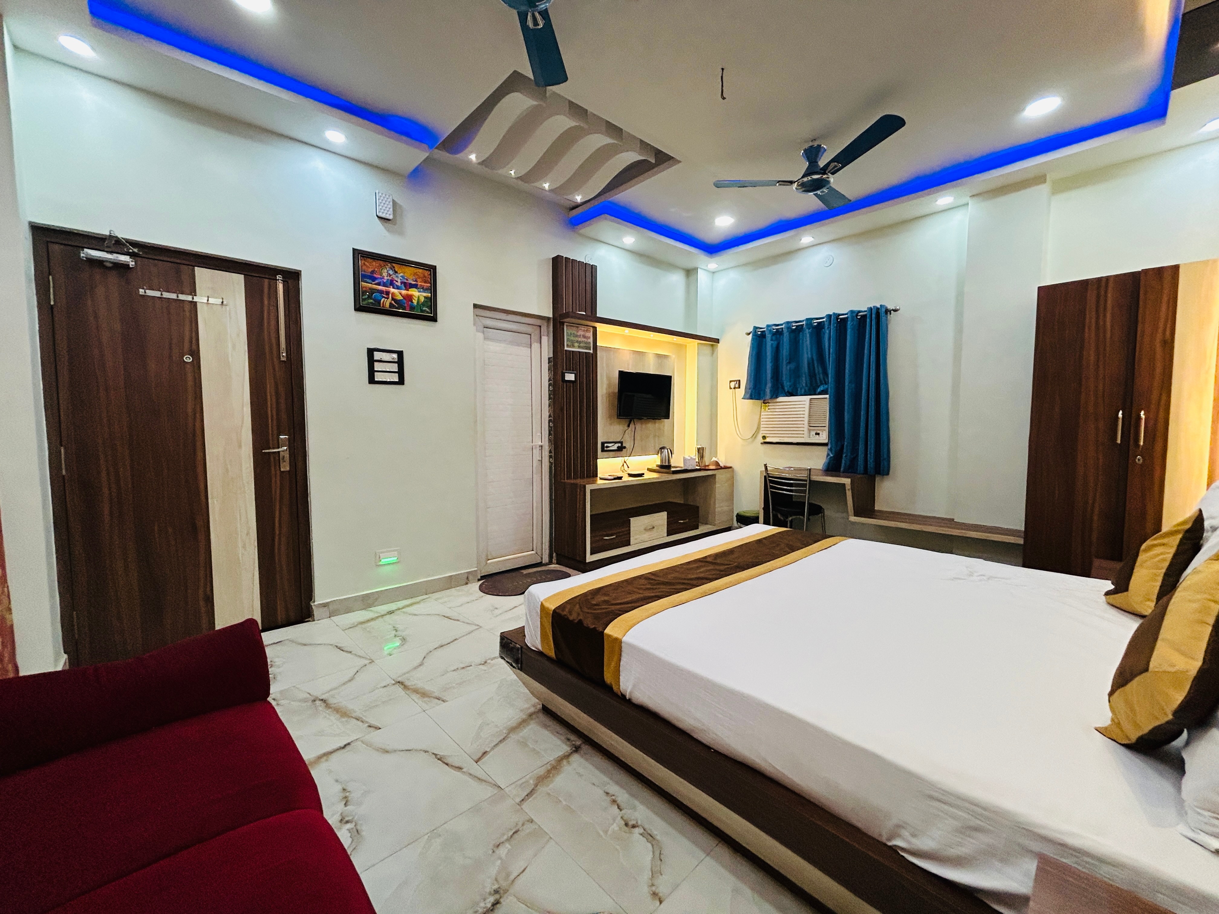 GP GUEST HOUSE NEAR VISHNUPAD TEMPLE - Tap to explore photos