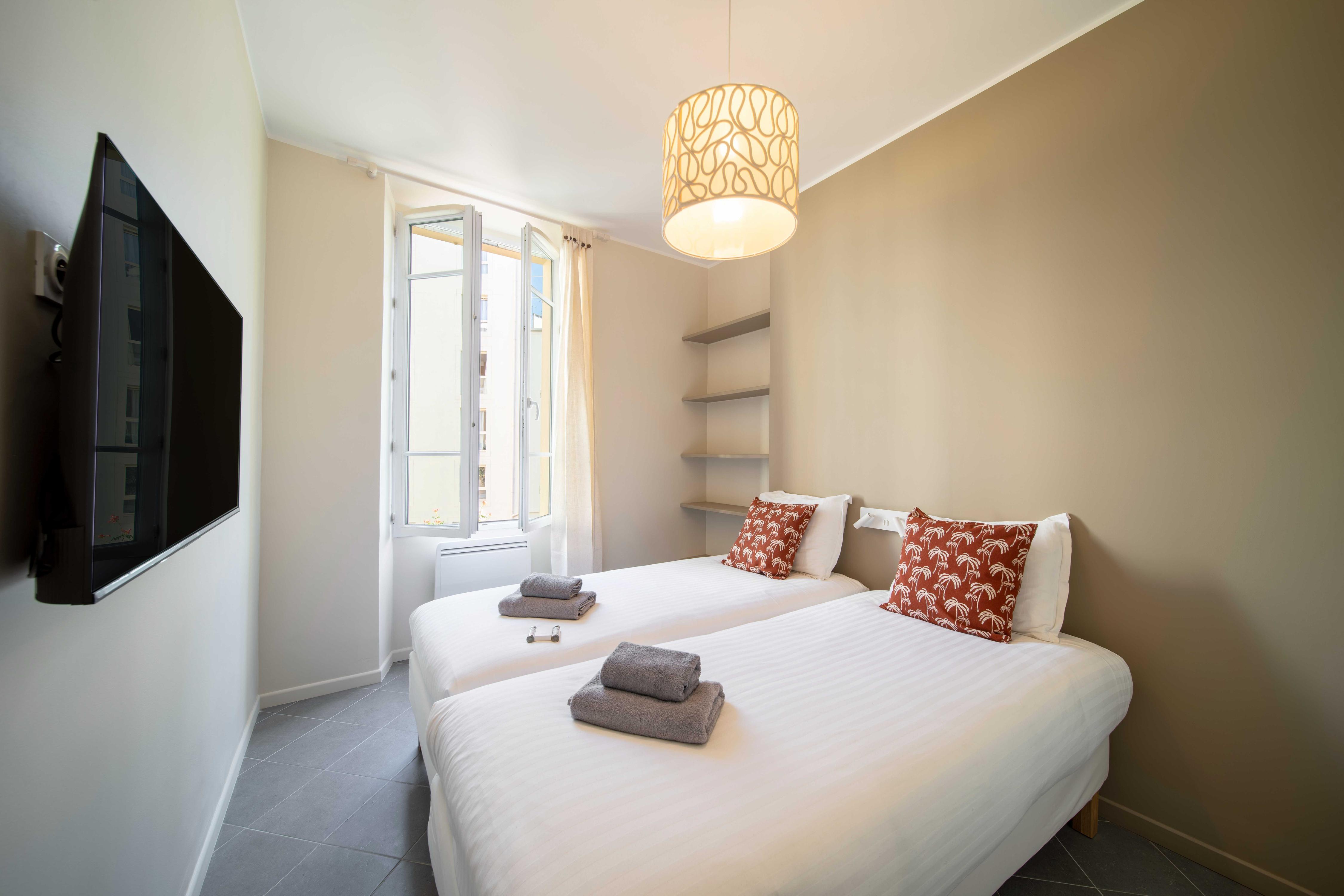 Quiet and luxurious apartment - Cannes Center - Tap to explore photos