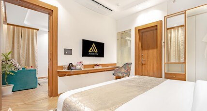 Arison Luxury (10 mins drive to airport) Room Type - Suite Room