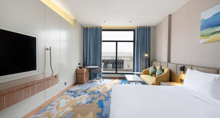Holiday Inn Riyadh the Business District, an IHG Hotel Room Type - Bedroom 1