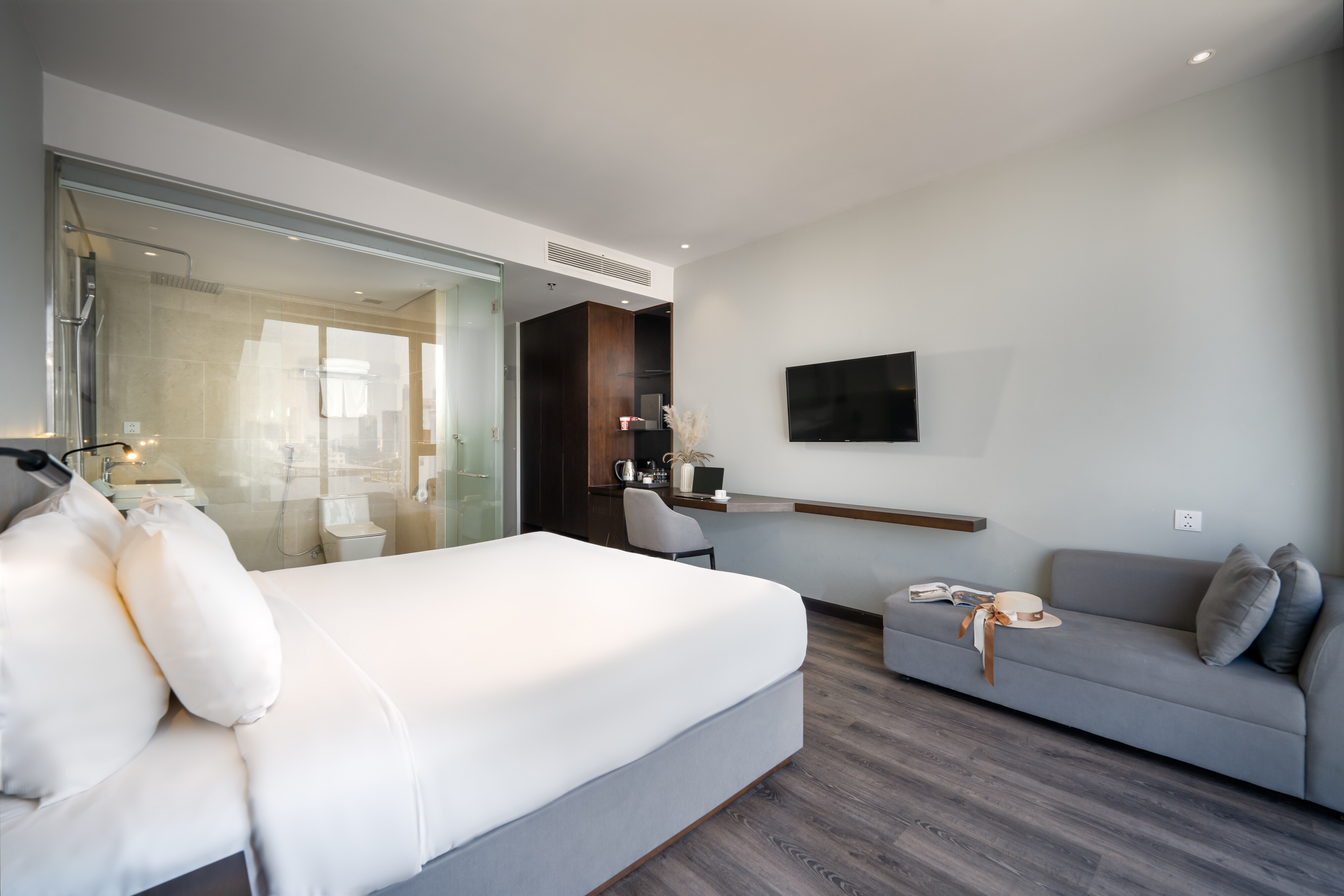 Everland Hotel Da Nang - Tap to explore photos