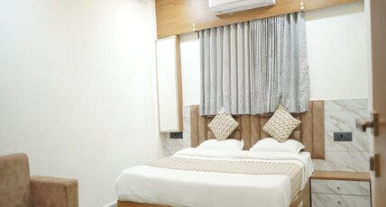 Govardhan Guest House Room Type - Super Deluxe Double Bed Room
