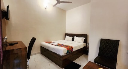 Golden Retreat Guest House Room Type - Deluxe AC Room with Free Wifi Golden Retreat Guest House Room Type - Deluxe AC Room with Free Wifi