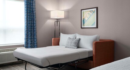 Hampton Inn & Suites by Hilton Worcester Room Type - 1KG ACCESSIBLE TUB SOFABED