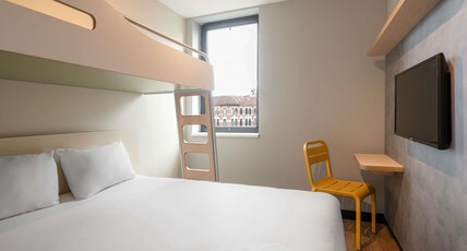 ibis budget Leuven Centrum Room Type - Triple room with a double bed and a single bunk bed ibis budget Leuven Centrum Room Type - Triple room with a double bed and a single bunk bed
