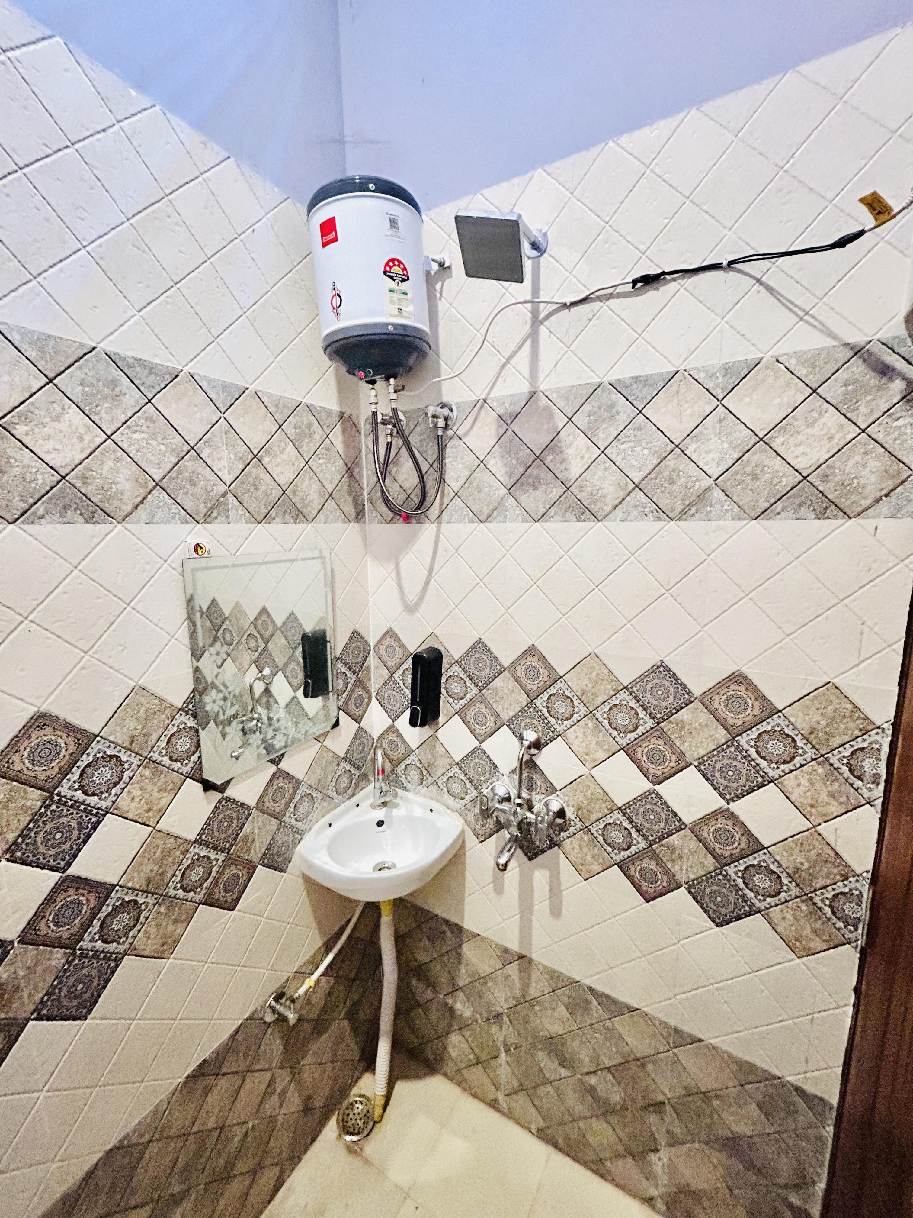 HOTEL CENTRAL - Tap to explore photos