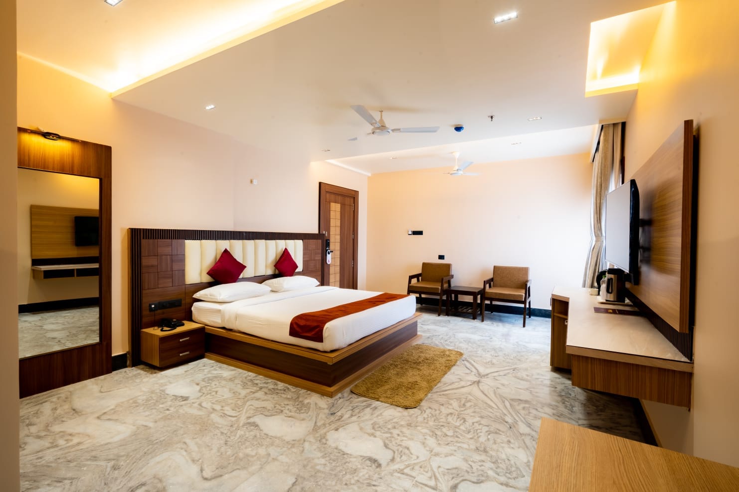 HOTEL LUCKY INDIA - Tap to explore photos