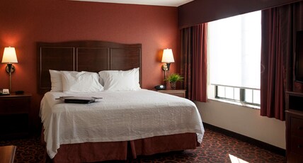 Hampton Inn & Suites by Hilton Aberdeen Room Type - 1KNG MOB HEAR ACC W TUB NS