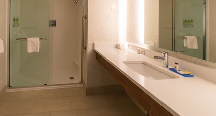 Holiday Inn Express & Suites MANASSAS Room Type - 2 Queen Beds Suite Mobil Access Tub