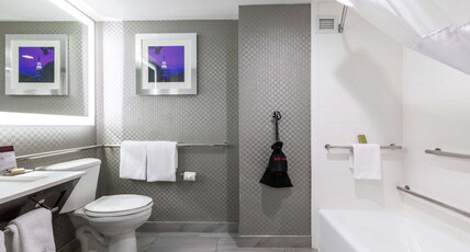 DoubleTree by Hilton Winston Salem - University, NC Room Type - 1 KING MOB ACC WITH TUB