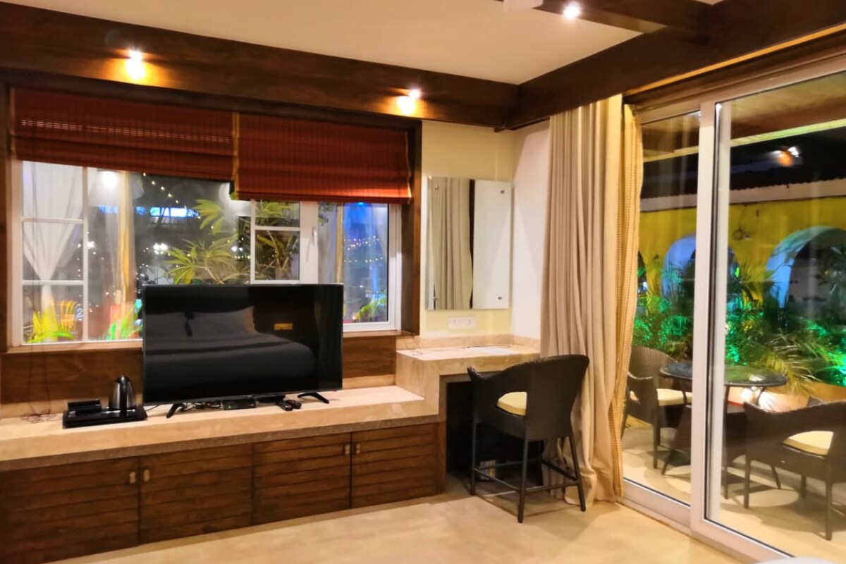 Shivers Oasis Luxury Rooms - Tap to explore photos