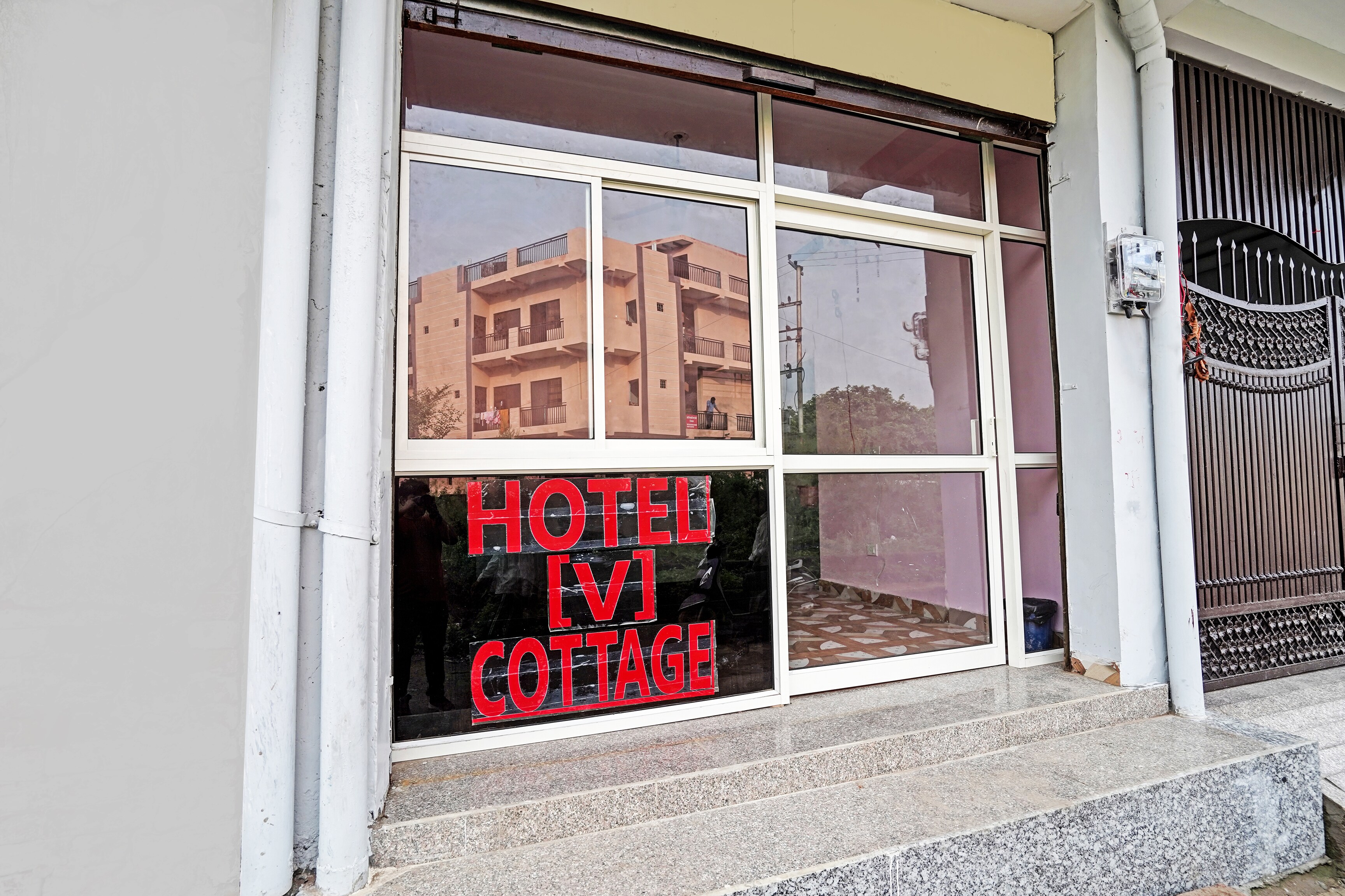 OYO Flagship Hotel v Cottage - Tap to explore photos