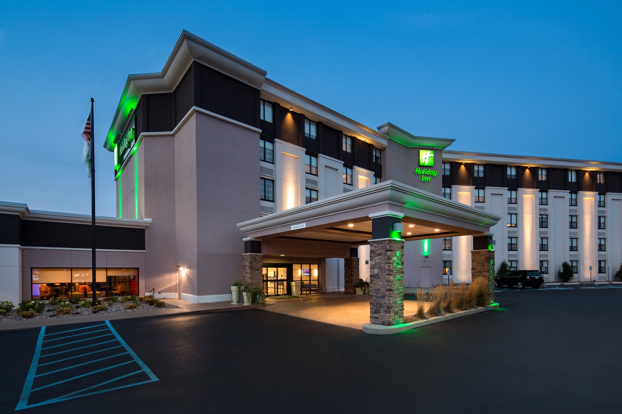 Holiday Inn MILWAUKEE RIVERFRONT - Tap to explore photos