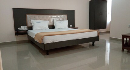 Hotel Meyyappaa Room Type - TRIPLE BED ROOM A\C