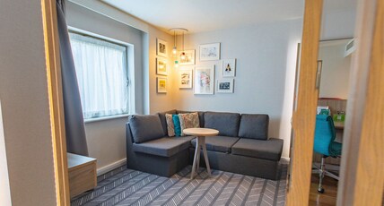 Holiday Inn LONDON - SHEPPERTON Room Type - 1 King Suite Holiday Inn LONDON - SHEPPERTON Room Type - 1 King Suite