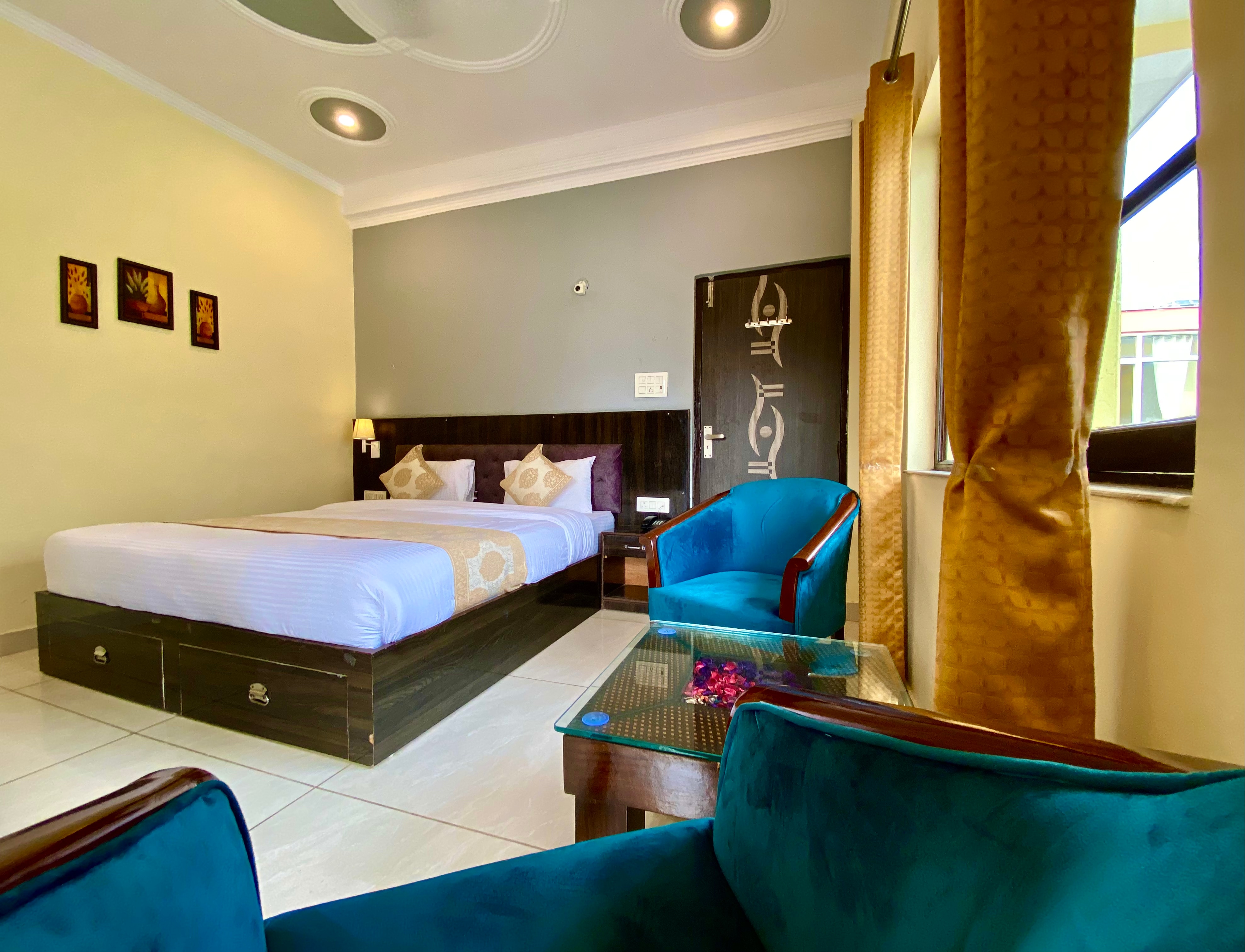 Tapovan New Residency (5 minutes walk to Laxman Jhula) - Tap to explore photos