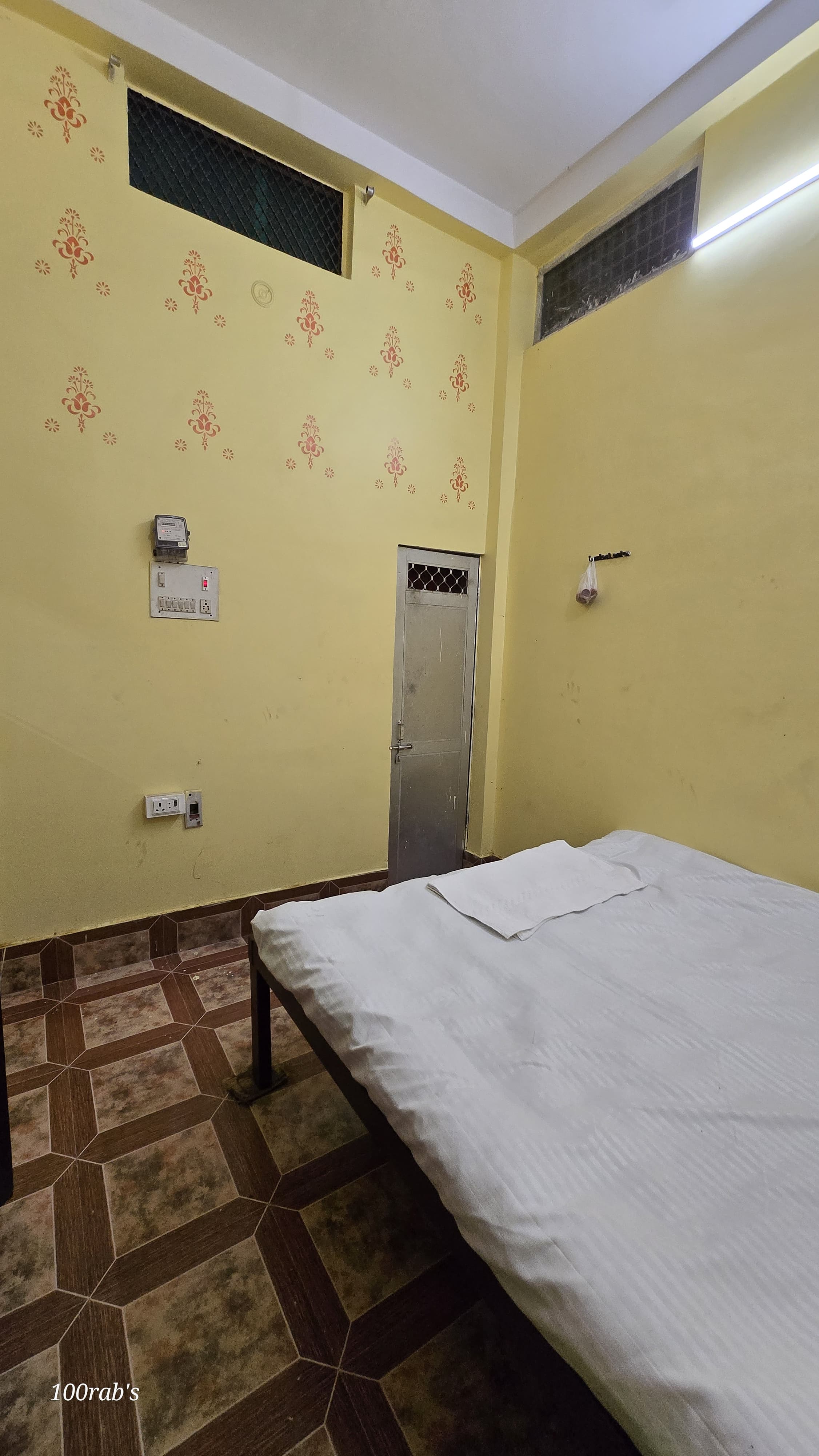 Ballia Guest House - Tap to explore photos