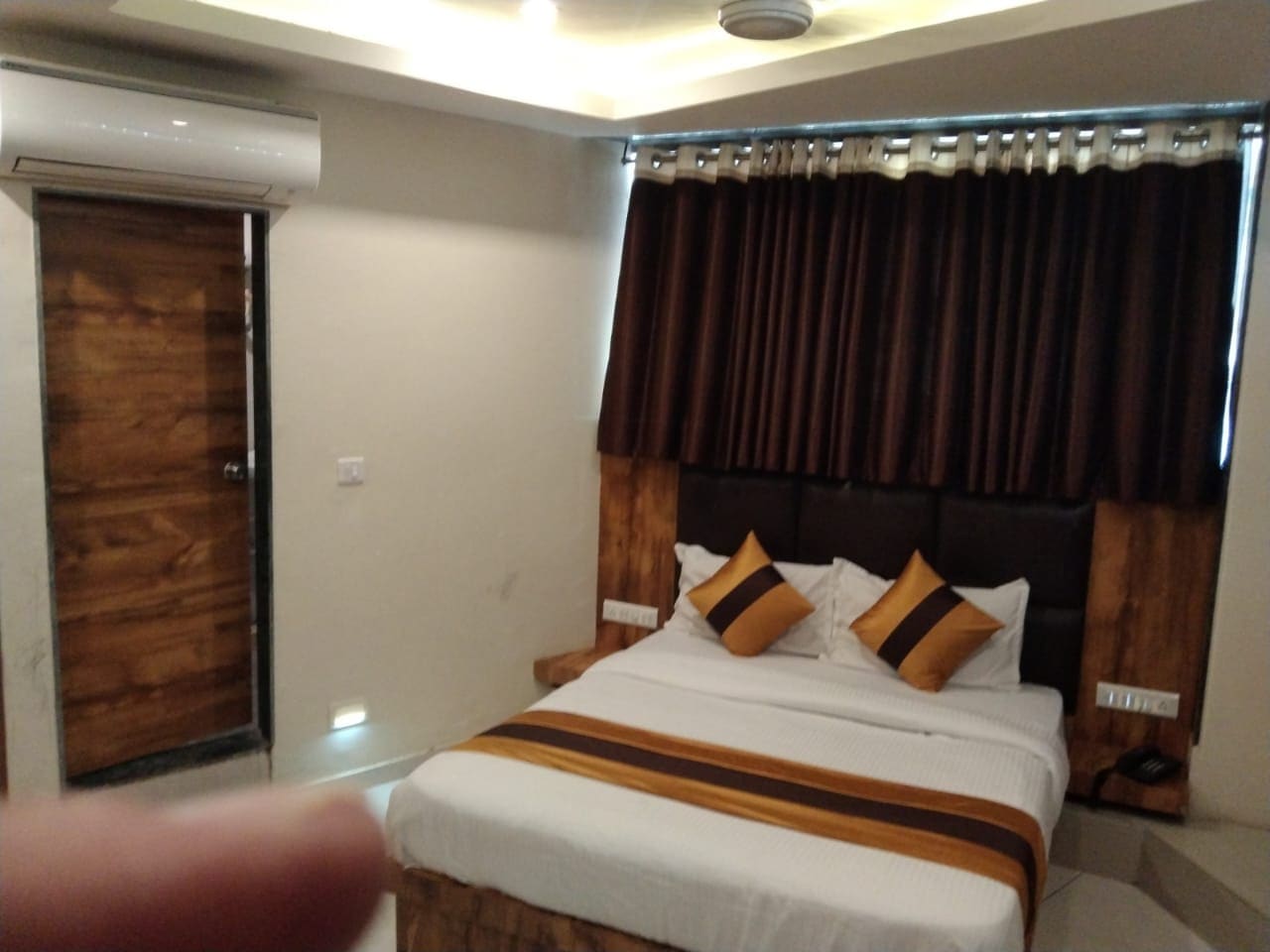 Hotel Phoenix - Tap to explore photos