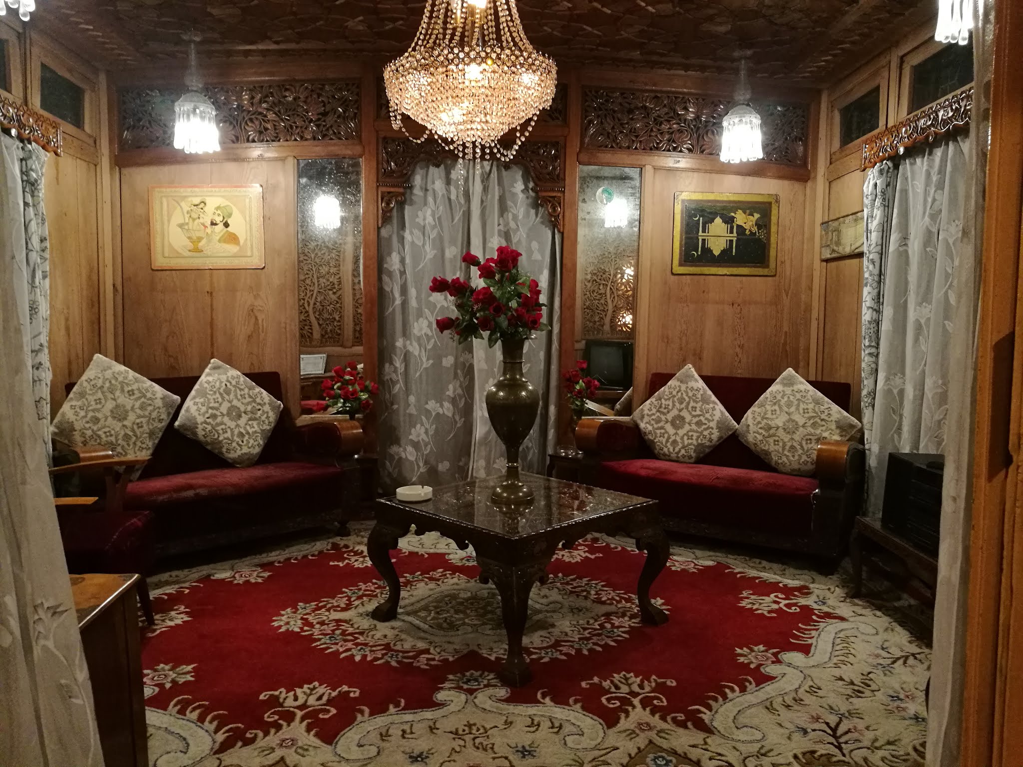 Laila Majnoo Houseboats - Tap to explore photos