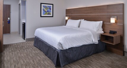 Holiday Inn Express & Suites - Marshalltown Room Type - 1 King Bed Suite Comm Accessible