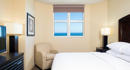 DoubleTree by Hilton Ocean Point Resort - North Miami Beach Room Type - 1KNG 1QN 2BDRM STE NONSMOK
