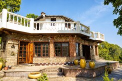 The wilderness Retreat, A British Estate 2BR by Homey huts