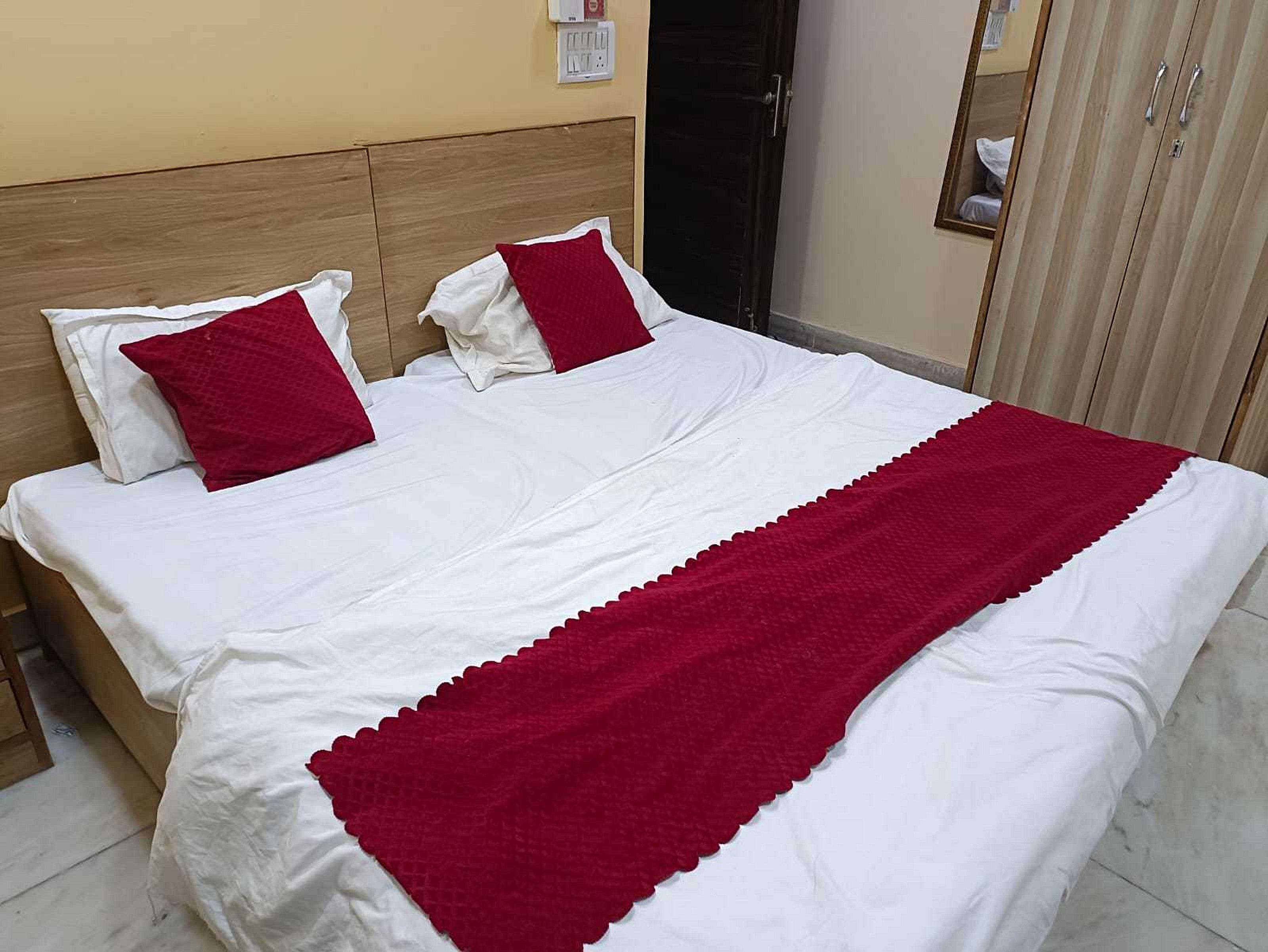 OYO 826955 HOTEL OSHAN RESIDENCY - Tap to explore photos