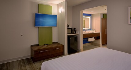 Holiday Inn Express Pigeon Forge  Room Type - 1 King Suite Comm Access Mountain View