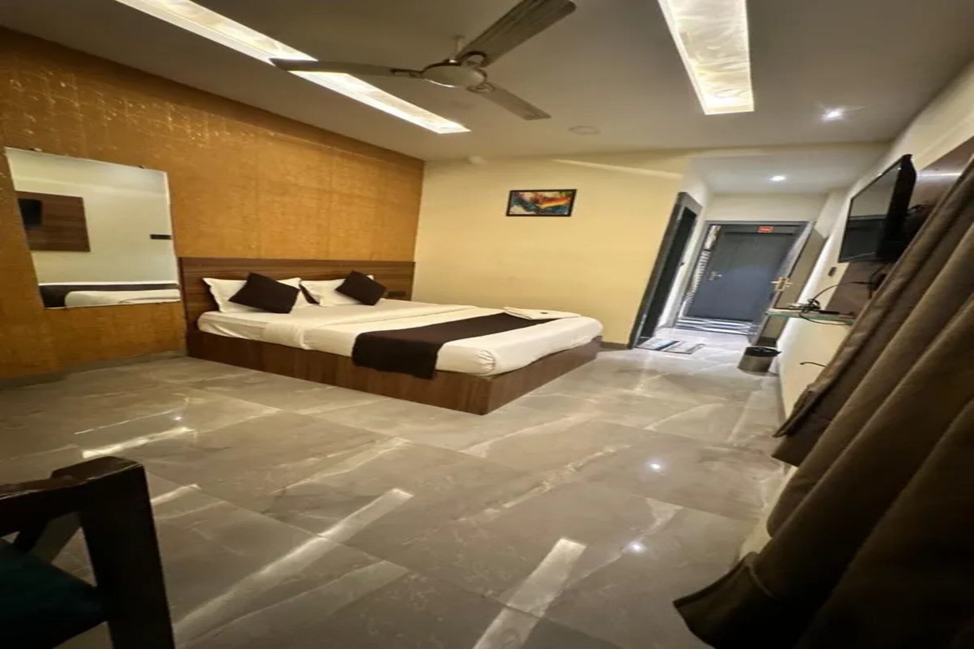 FabHotel New Saurabh Inn - Tap to explore photos
