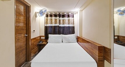 Hotel RR Near New Delhi Railway Station Room Type - Deluxe Room - With Smart TV Hotel RR Near New Delhi Railway Station Room Type - Deluxe Room - With Smart TV