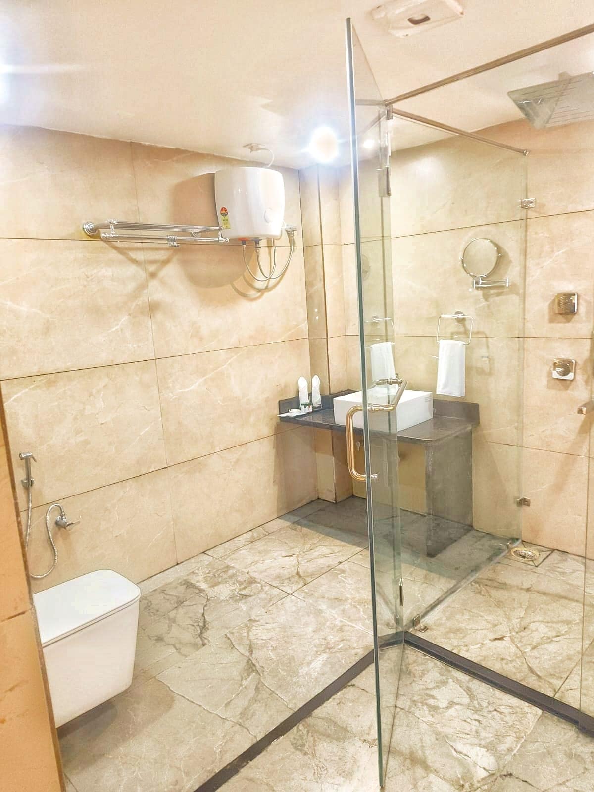 Hotel Golden Retreat Puri (1 min walkable frombeach) - Tap to explore photos